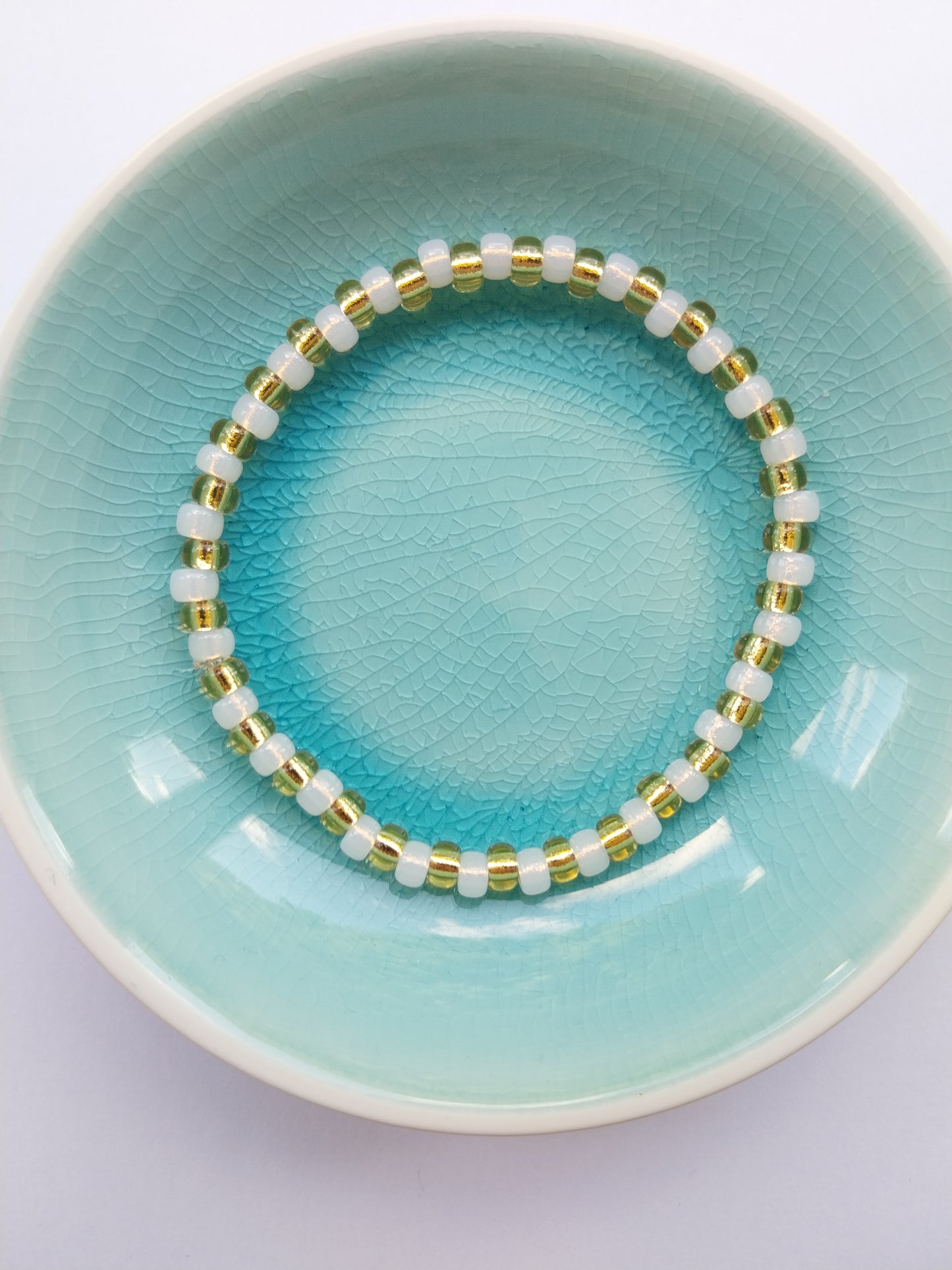 Glass bead stretchy bracelet in gold and pearlescent