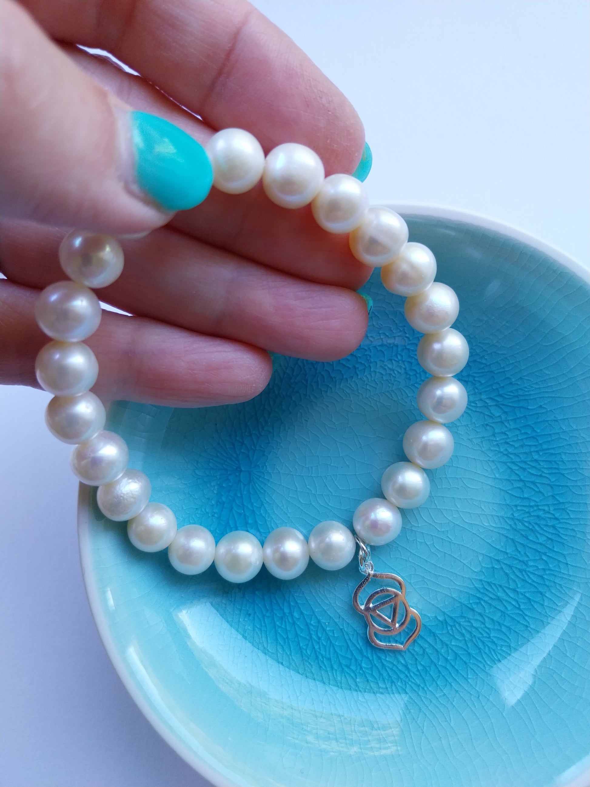 Pearl bracelet with third eye silver chakra charm