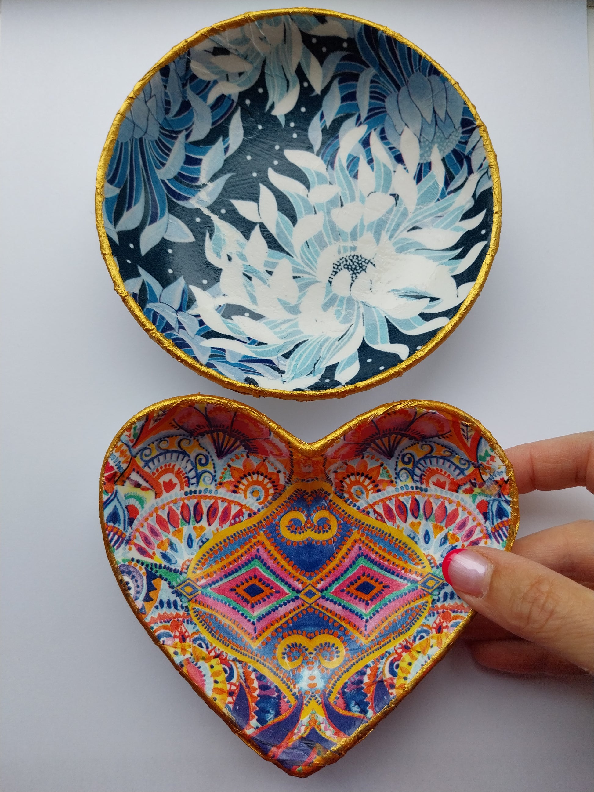 Blue and white floral trinket dish and heart shaped colourful trinket dish with gold gilt edging