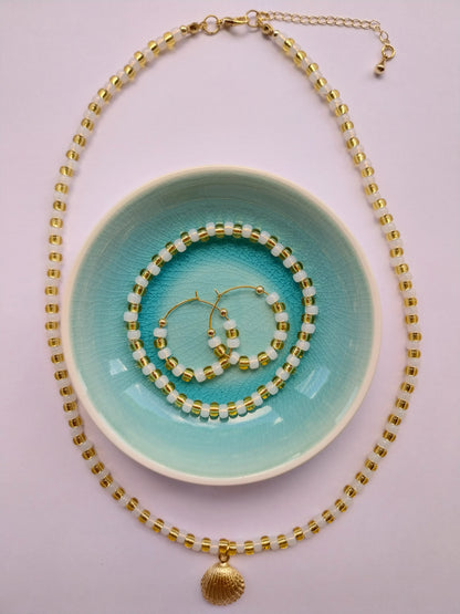 Elasticated bracelet - gold and pearl
