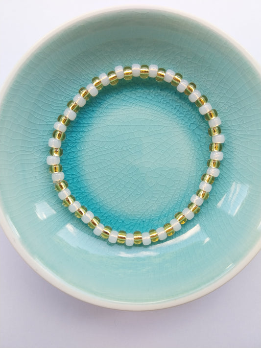 Glass bead stretchy bracelet in gold and pearlescent